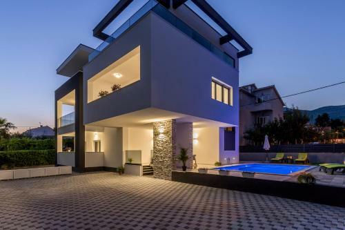 Villa Ema Kastela With Private Heated Pool