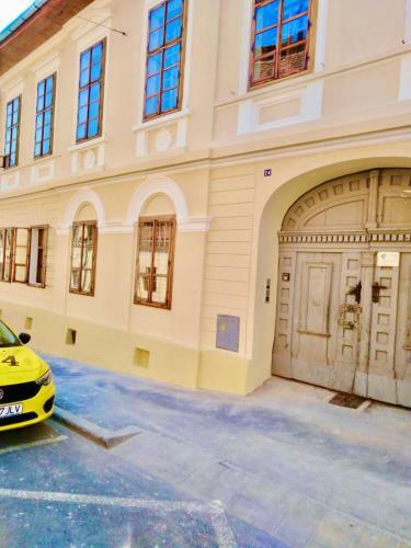 Swiss Apartment - 1 Minute Walk From Main Square