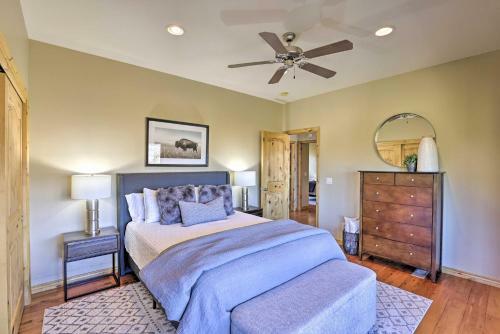 Lavish Cabin With Great Indoor And Outdoor Space!