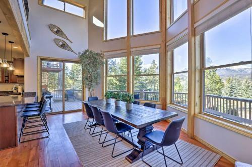 Lavish Cabin With Great Indoor And Outdoor Space!