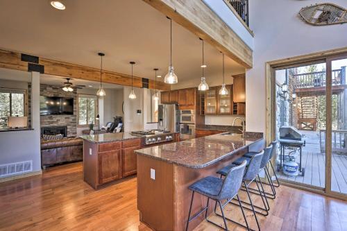 Lavish Cabin With Great Indoor And Outdoor Space!