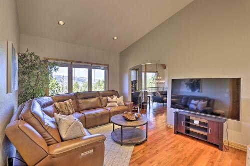 Lavish Cabin With Great Indoor And Outdoor Space!