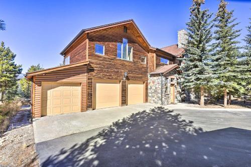 Lavish Cabin With Great Indoor And Outdoor Space!