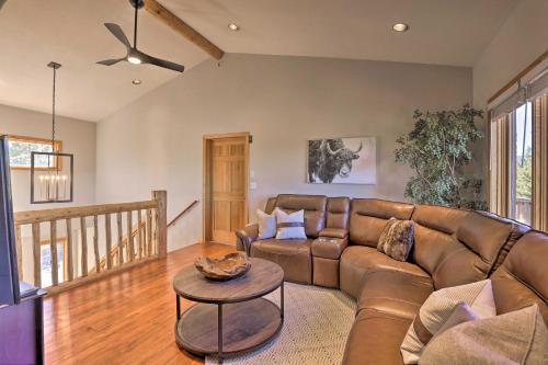 Lavish Cabin With Great Indoor And Outdoor Space!
