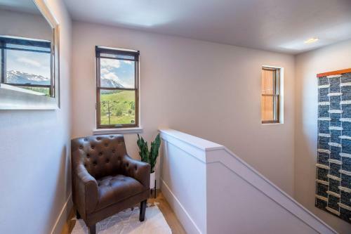 Stunning Mountain Views - 2br Townhouse - Fireplace!