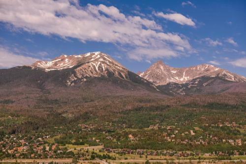 Stunning Mountain Views - 2br Townhouse - Fireplace!