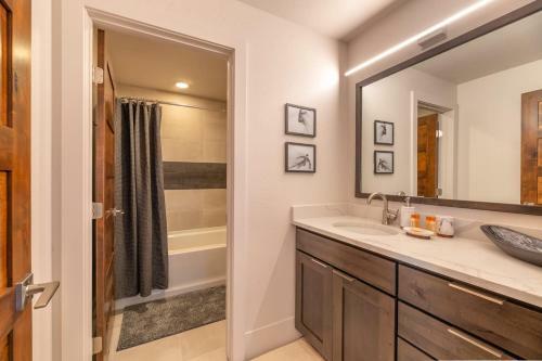 Stunning Mountain Views - 2br Townhouse - Fireplace!