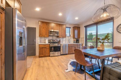 Stunning Mountain Views - 2br Townhouse - Fireplace!