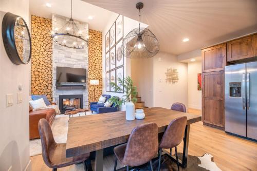 Stunning Mountain Views - 2br Townhouse - Fireplace!