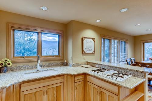 Snowy Paws At Eagles Nest Townhome