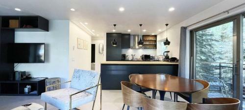 Downtown Modern Creekside By Exceptional Stays