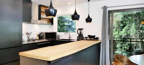Downtown Modern Creekside By Exceptional Stays
