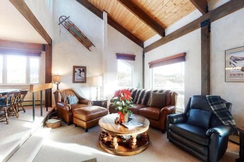 Buffalo Mountain View & Country Peak Views
