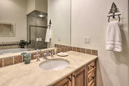 Upscale Ski-in And Ski-out Escape With Deck And Grill