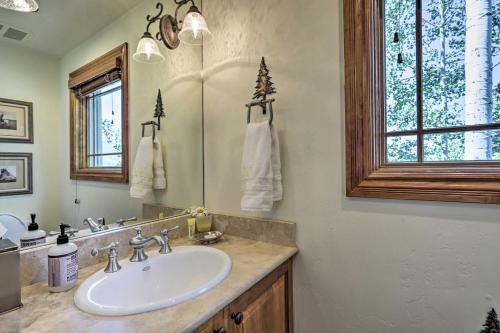Upscale Ski-in And Ski-out Escape With Deck And Grill