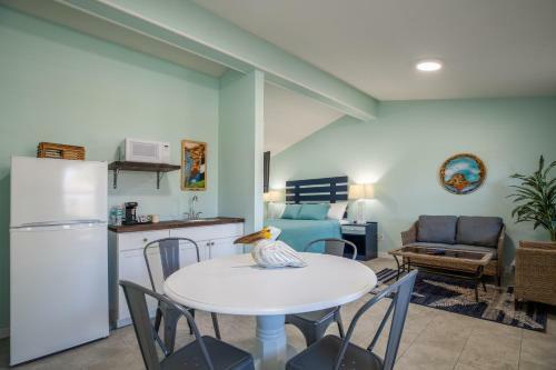 Hotel Salt Air Inn & Suites
