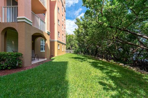 Luxury Aventura Condo By The Water!