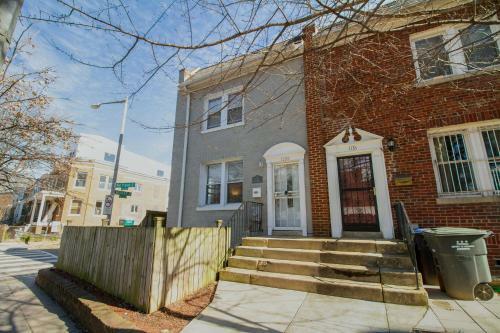 The Gray Corner House By Gallaudet 3br