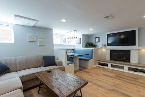Luxury 2 Bedroom Apartment W/ Free Parking