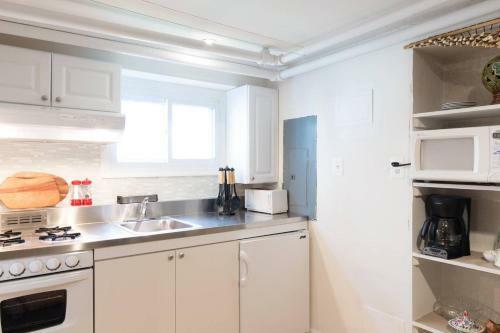 English Basement Apartment With Full Kitchen