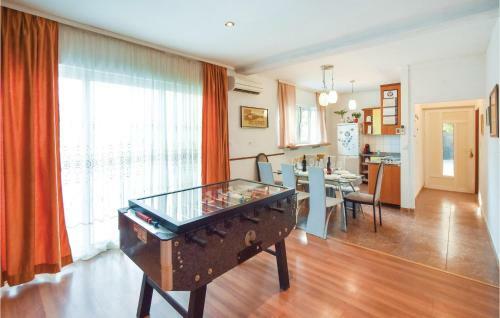 Four-bedroom Holiday Home In Otok Dalmatinski