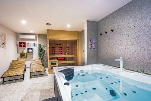 Villa Dispet With Heated Pool, Jacuzzi, Sauna And Cinema