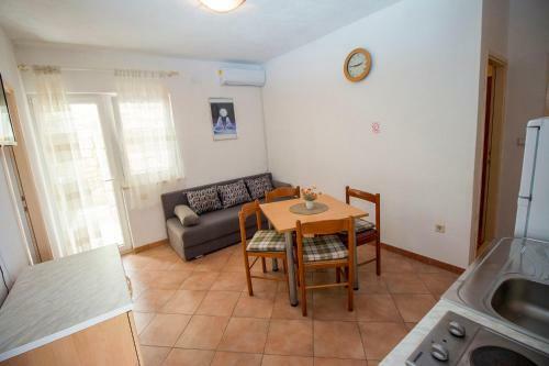Apartments Pivac - Lokva Rogoznica