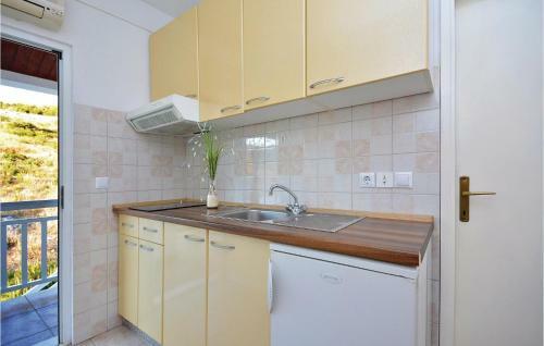 Apartment Milna With Sea View III