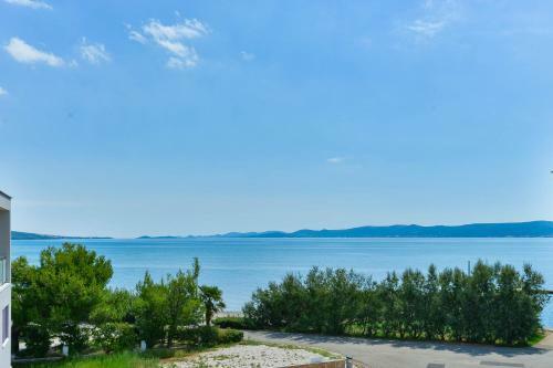 New! Beachfront Villa Klaudija, Suko?an