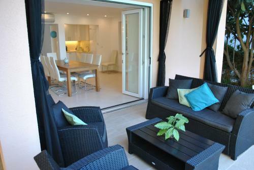 Direct Seafront Villa