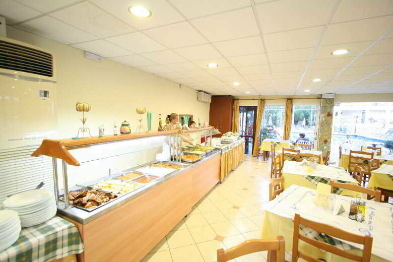 Village Inn Studios & Family Apartments