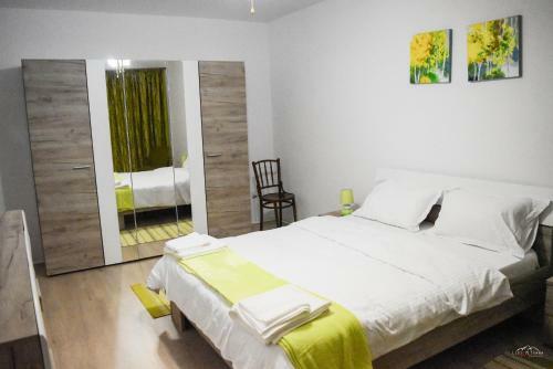Spacious And Cozy 3bd+terrace Couples Apartment