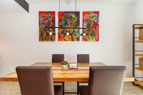 Art Gallery Apartment In Silver Mountain