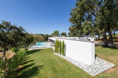 Elegant Villa With Infinity Pool & Hot Tub