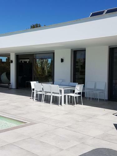 Elegant Villa With Infinity Pool & Hot Tub