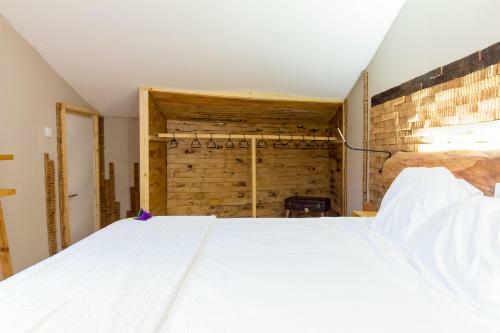 Bed & Breakfast Feel At Home Guest House
