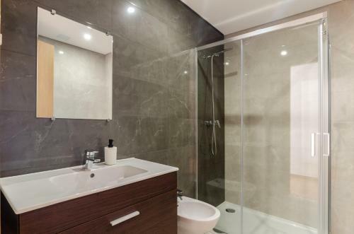 North Breeze - 2 Bedroom Apartment With Rooftop Pool