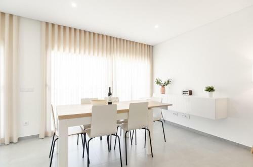 North Breeze - 2 Bedroom Apartment With Rooftop Pool