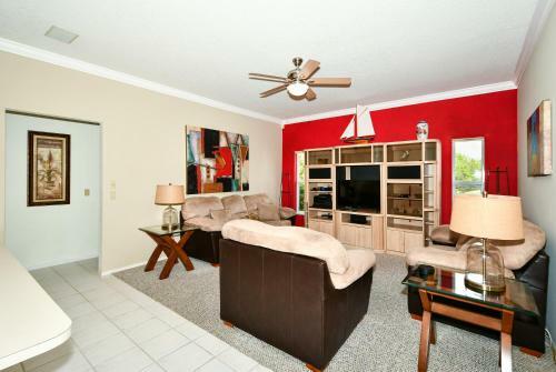 Private, Peaceful, Lakeside, Fully-fenced Yard