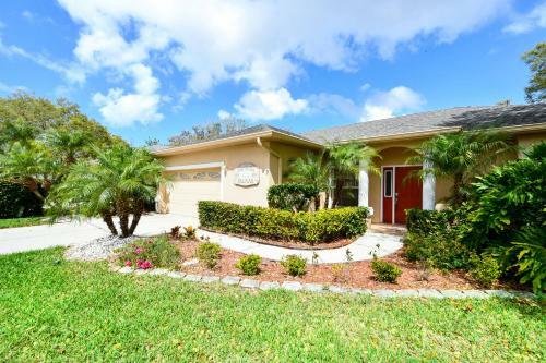 Private, Peaceful, Lakeside, Fully-fenced Yard