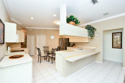 Private, Peaceful, Lakeside, Fully-fenced Yard