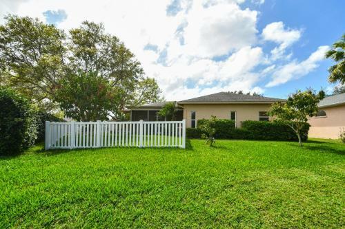 Private, Peaceful, Lakeside, Fully-fenced Yard