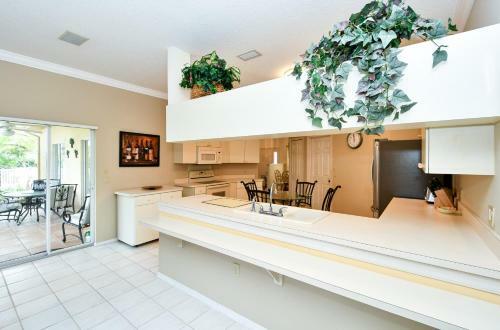 Private, Peaceful, Lakeside, Fully-fenced Yard