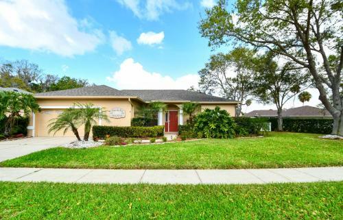 Private, Peaceful, Lakeside, Fully-fenced Yard