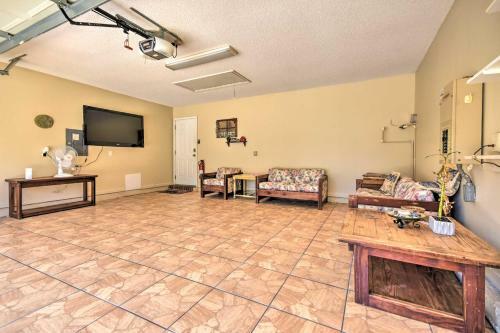 Sunny Fl Getaway On 1 Acre With Patio And Porch!