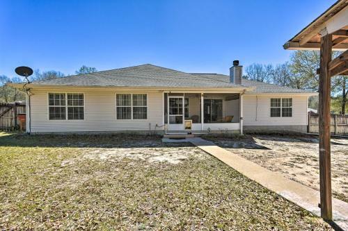 Sunny Fl Getaway On 1 Acre With Patio And Porch!