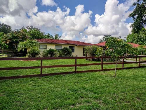 Sunshine Acre. King Master Suite & Big Yard