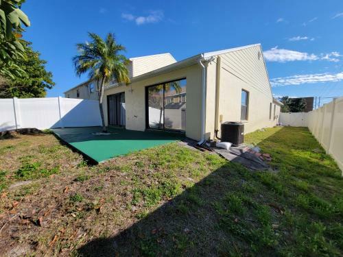 Beautiful Townhouse Easy Access To Everything.