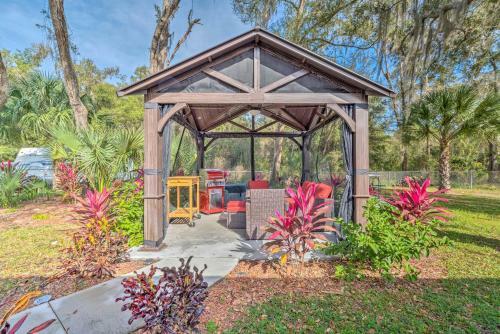 Crystal River Retreat With Hot Tub And Gazebo!