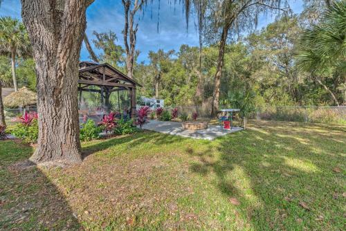 Crystal River Retreat With Hot Tub And Gazebo!